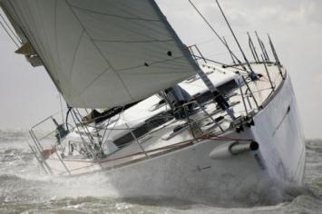 Yachtcharter Dufour 485 Bugansicht 4 Cab