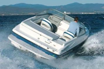 Yachtcharter Bayliner 652 Heckansicht 1 Cab 1 WC