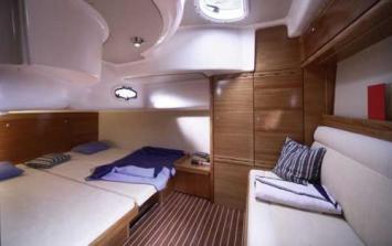 Yachtcharter Bavaria 37 Sport HT 2cab salon