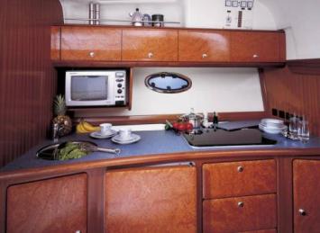 Yachtcharter Bavaria 380 sport 2cab kitchen