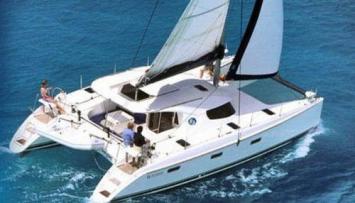 Yachtcharter Nautitech 44 Heckansicht 6 Cab 4 WC