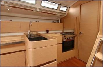 Yachtcharter First 45 Pantry 3 Cab 2 WC