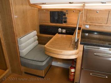 Yachtcharter Delphia 47 5Cab Kartentisch