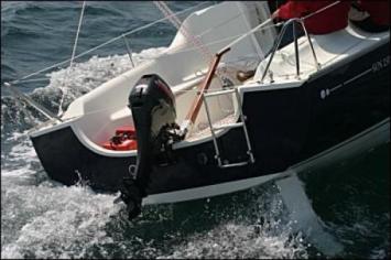 Yachtcharter Sun 2500 HB Heckansicht 1 Cab 1 WC