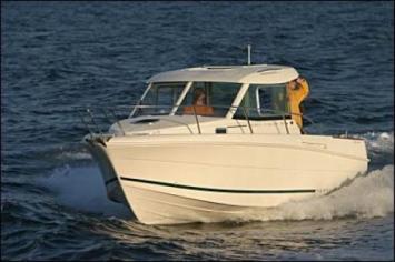 Yachtcharter Merry Fisher 705 IB Bugansicht 1 Cab 1 WC