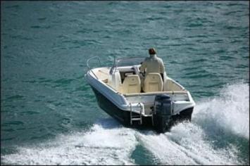 Yachtcharter Cap Camarat 555 WA Heckansicht 1 Cab 1 WC