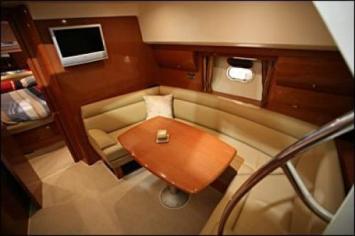 Yachtcharter Prestige 38 S Salon 2 Cab 1 WC