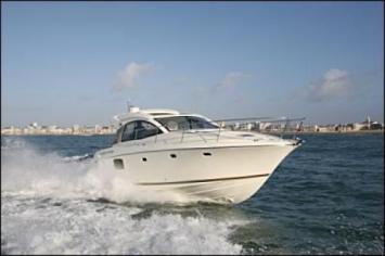 Yachtcharter Prestige 38 S Bugansicht 2 Cab 1 WC