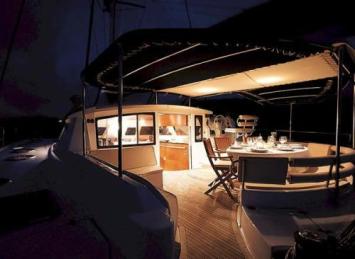 Yachtcharter Eleuthera 60 Quatour Cockpit at night