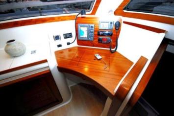 Yachtcharter Catana 41 Ocean 4Cab Kartentisch