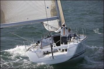 Yachtcharter First 40 Heckansicht 3 Cab 1 WC