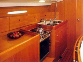 Yachtcharter First 42 S7 Pantry 3 Cab 2 WC