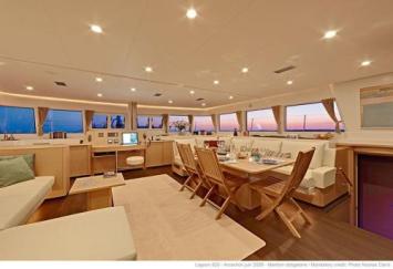Yachtcharter lagoon 620 3 cabins saloon interior