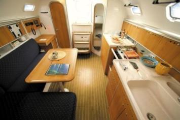 Yachtcharter Harmony 34 Pantry 3 Cab 1 WC