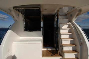 Yachtcharter Riveira 45 Fly Aufgang