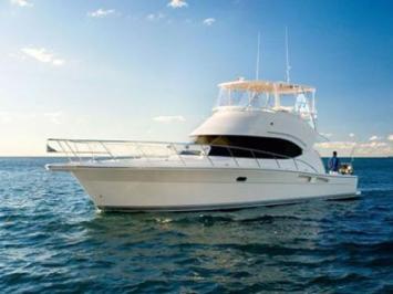Yachtcharter Riveira 45 Fly Seitenansicht