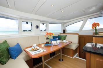Yachtcharter Leopard 38 4Cab Salon2
