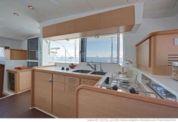 Yachtcharter Lagoon 421 4Cab Pantry2