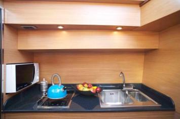 Yachtcharter Alenae 46 Pantry