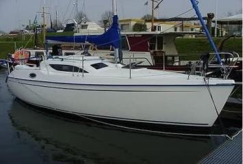 Yachtcharter Deltania 27 DS Seitenansicht