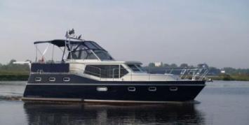 Yachtcharter Renal 36 3Cab Seitenansicht