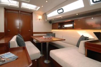 Yachtcharter Oceanis 50 Family 5Cab salon