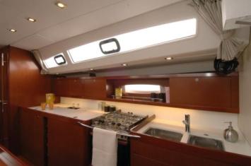 Yachtcharter Oceanis 50 Family 5Cab pantry