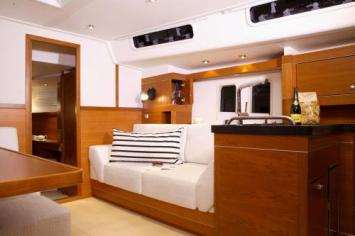 Yachtcharter Hanse 545 3Cab 2WC Salon2