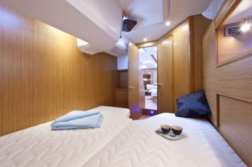 Yachtcharter jeanneau 53 5 cabin double cabin