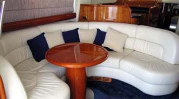 Yachtcharter cranchi_48_saloon