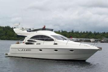 Yachtcharter Azimut 39 Fly Seitenansicht 2 Cab 2 WC