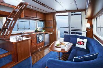 Yachtcharter Storebro_410_Commander_Innenansicht1