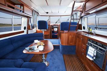 Yachtcharter Storebro_410_Commander_Innenansicht1