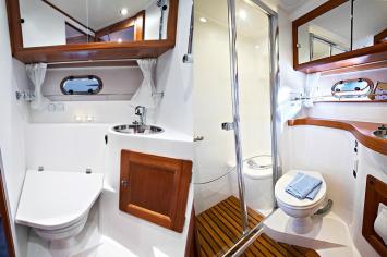 Yachtcharter Storebro_410_Commander_Innenansicht4