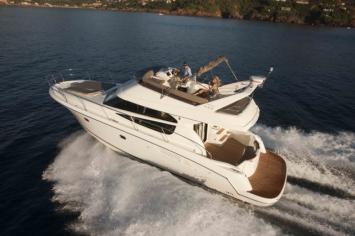 Yachtcharter Prestige440_Aussenansicht1