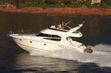 Yachtcharter Prestige440_Aussenansicht2