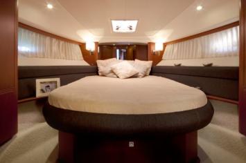 Yachtcharter Prestige440_Innenansicht1