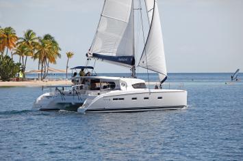 Yachtcharter Nautitech441_Aussenansicht3