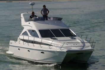 Yachtcharter Stealth 420 Sport Cruiser (4Cab/2WC)_Aussenansicht1