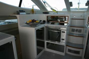 Yachtcharter Stealth 420 Sport Cruiser (4Cab/2WC)_Innenansicht1