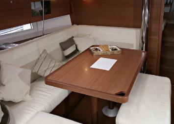 Yachtcharter Dufour375_Innenansicht2