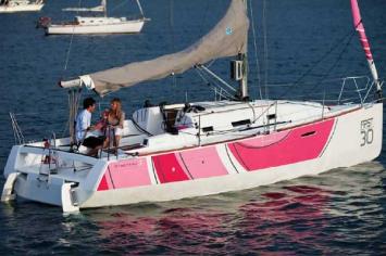 Yachtcharter First 30 (2Cab/1WC) Seitenansicht