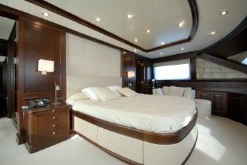 Yachtcharter benetti122 11