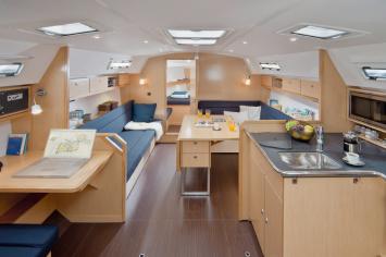 Yachtcharter Bavaria Cruiser 36 2cab salon