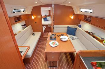 Yachtcharter Bavaria Cruiser 36 3cab salon