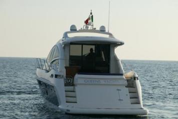 Yachtcharter Queens 47 Aussenansicht 2