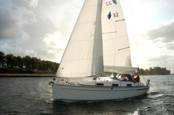 Yachtcharter Bavaria Cruiser 32 2Cab top