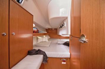 Yachtcharter Bavaria Cruiser 32 2Cab cabin