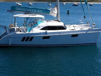 Yachtcharter Broadblue 435 Seitenansicht 4 Cab 2WC