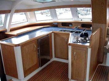 Yachtcharter Broadblue 435 Pantry 4 Cab 2 WC